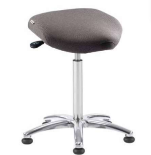 Antistatická ESD stolička Nuvoletta s výškou 62–87 cm, hybridním sedákem a reverzní opěrkou – ideální ergonomická opora stání pro EPA prostředí dle IEC 61340-5-1.